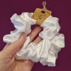 Saténová scrunchie gumička - bílá