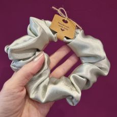 Saténová scrunchie gumička - stříbrná