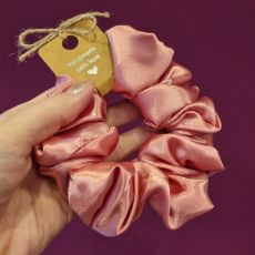 Saténová scrunchie gumička - pastelově růžová