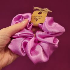 Saténová scrunchie gumička - světle růžová