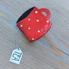 Brož smaltovaná - hrníček čaje