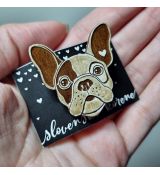 Brož dřevěná malovaná - buldoček