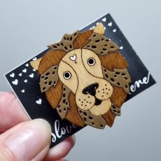 Brož dřevěná malovaná - lev