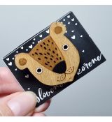 Brož dřevěná malovaná - medvěd béžový