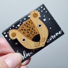 Brož dřevěná malovaná - medvěd béžový