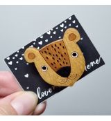 Brož dřevěná malovaná - medvěd hnědý