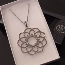 Ocelový náhrdelník s krystaly Swarovski velký květ