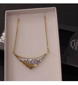Ocelový náhrdelník s krystaly Swarovski šipka zlatá