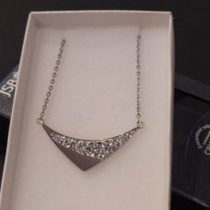 Ocelový náhrdelník s krystaly Swarovski šipka